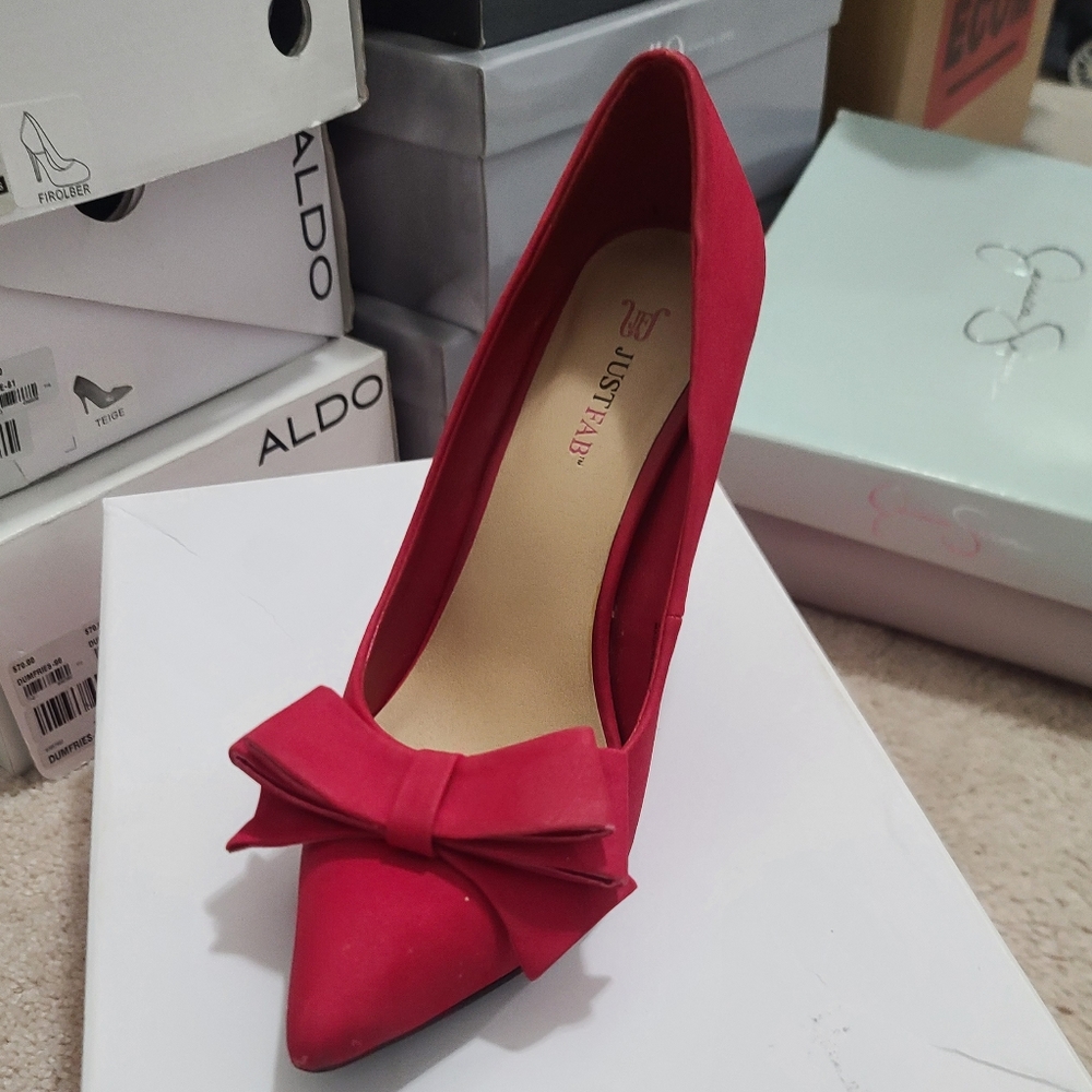 Red pumps with bow